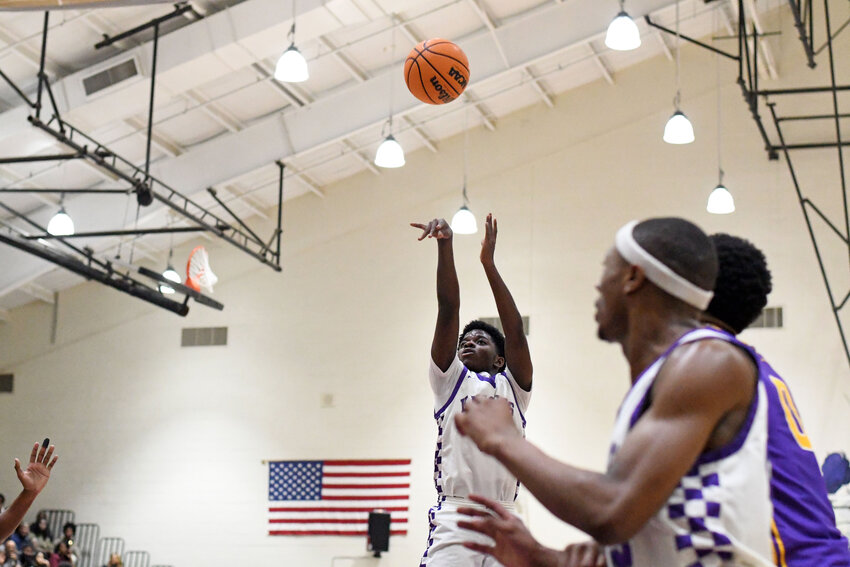 Crestwood's Jaden Shaw, center, and the Knights moved up to No. 4 in the latest SCBCA rankings.