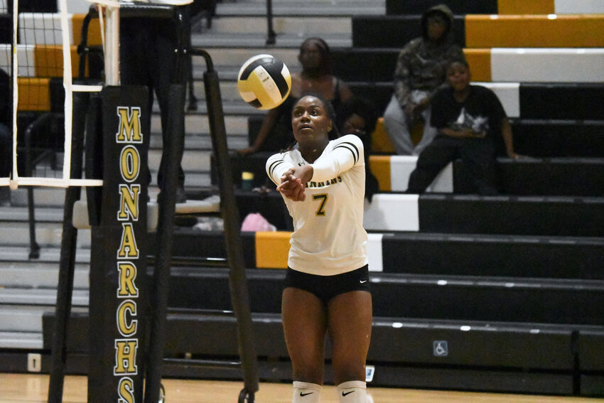 Manning's Makayla Fordham passes the ball against Scott's Branch on Thursday.