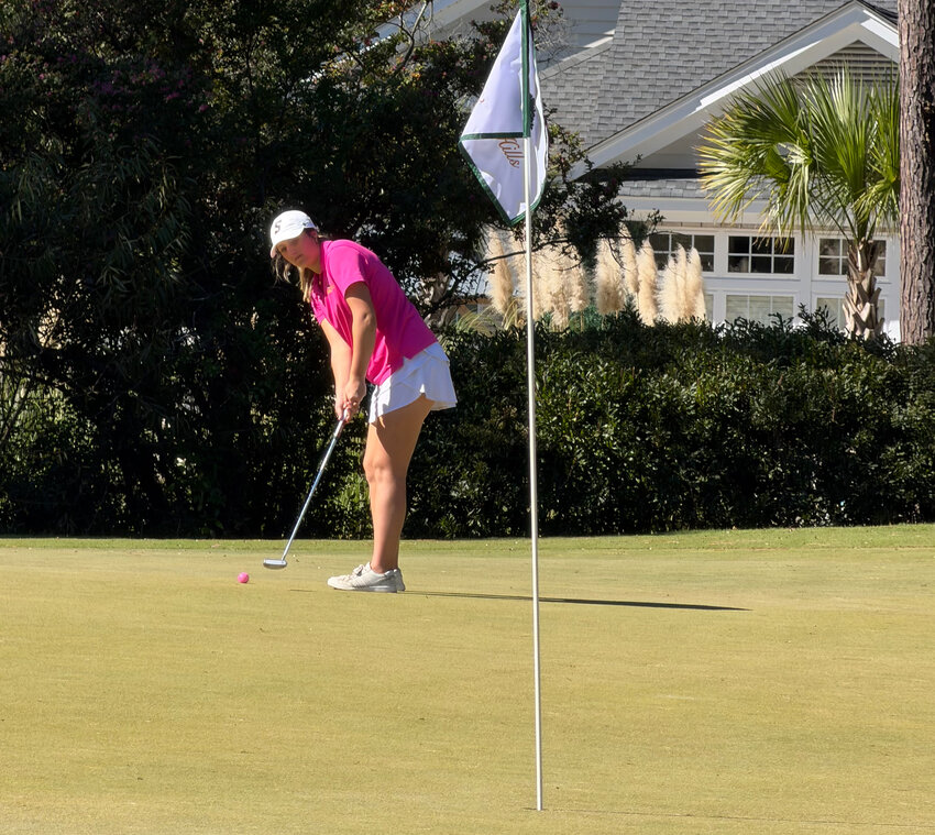 Sumter High's Jaylen Berry putts during the SCHSL 5A state championship on Tuesday.